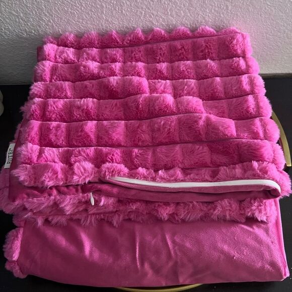Futei Pillow Covers Hot Fuschia Pink 24” X 26” NWOT 2ct - Picture 1 of 2